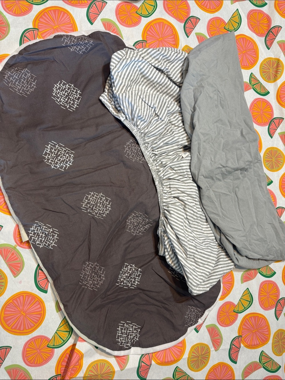 4 moms bassinet sheets. Neutral Gray Patterned Bedding Set - one 4moms, one Burt